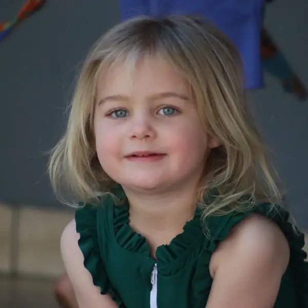 ’n Kleuter glimlag op die speelgrond by Wierie Woekerland-kleuterskool